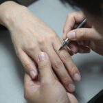 젤패디큐어 여름 맞이 자석젤 발 관리 자석젤 패디큐어 시술 중 자석으로 무늬를 만드는 모습