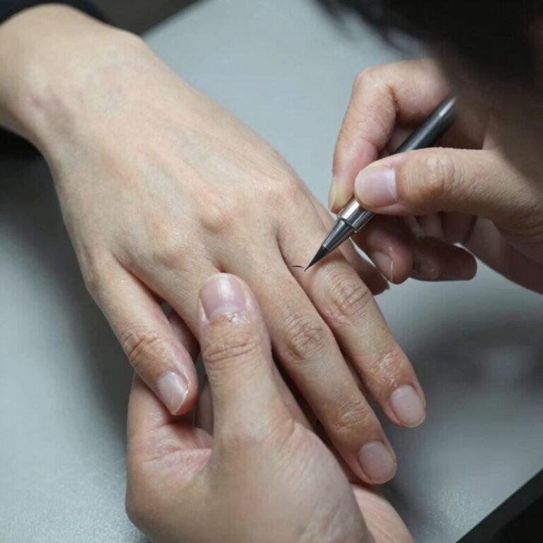 자석젤 패디큐어 시술 중 자석으로 무늬를 만드는 모습