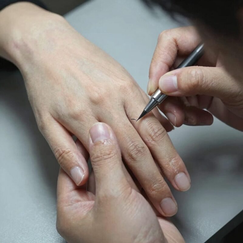 자석젤 패디큐어 시술 중 자석으로 무늬를 만드는 모습