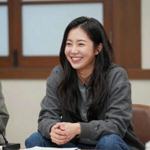 지예은이 유재석 캠프에서 건강 회복 소식을 전하며 웃고 있는 모습