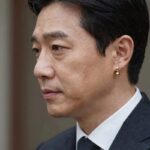 정용진 회장이 착용한 골드 이어커프와 진주 드롭 귀걸이 사진