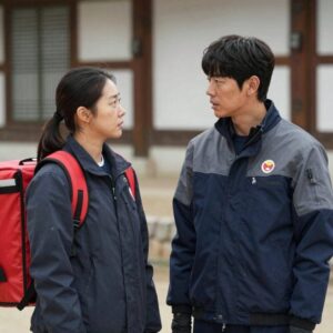 김규리와 윤계상이 출연한 영화 풍산개의 한 장면, 북한 여성 인옥과 배달부 산이의 긴장감 있는 모습