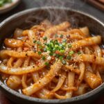 김신영 스타일 긴 떡볶이 완성 접시에 담겨 있는 모습