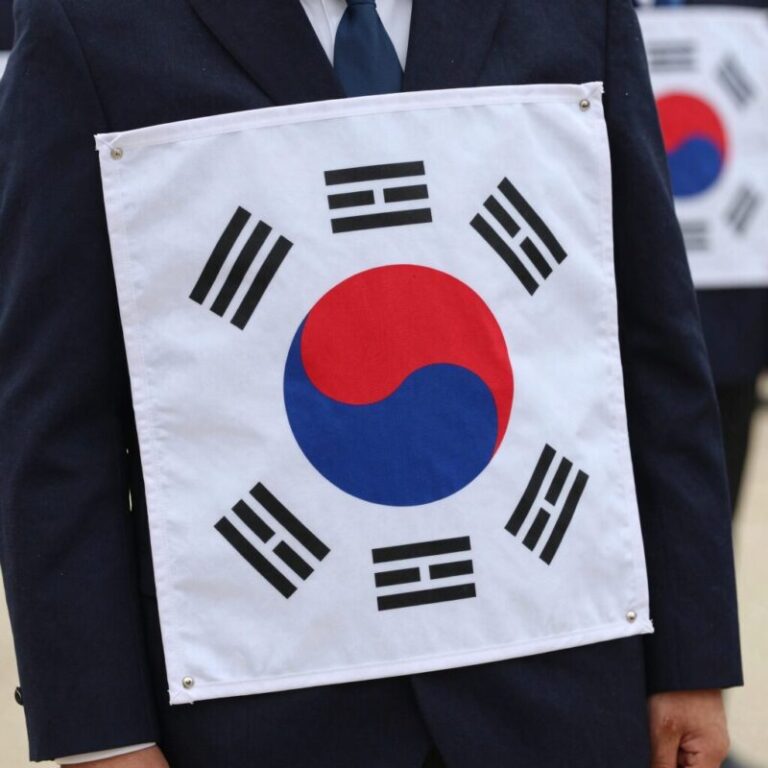 현충일 태극기 조기 게양 모습, 깃대 중간에 내려진 태극기