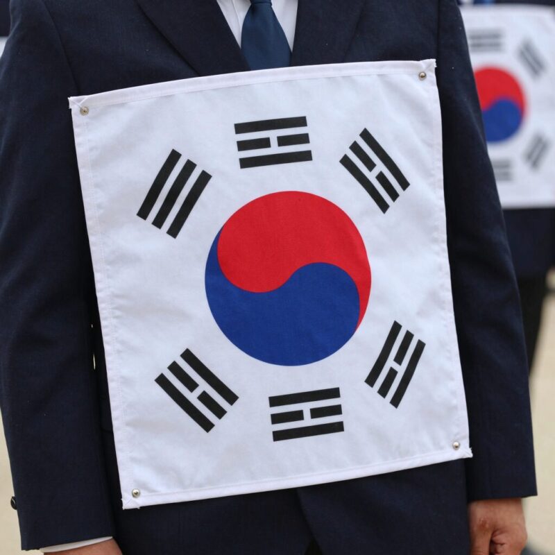 현충일 태극기 조기 게양 모습, 깃대 중간에 내려진 태극기