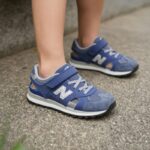 뉴발란스 키즈 샌들 YV990 모델로 푸른색과 회색이 조화된 디자인