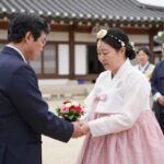 박근혜 옥천 방문 보수 결집 박근혜 전 대통령이 충북 옥천 육영수 여사 생가에서 헌화하고 있는 모습