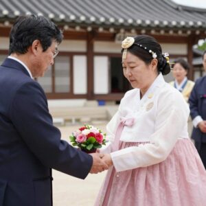 박근혜 전 대통령이 충북 옥천 육영수 여사 생가에서 헌화하고 있는 모습