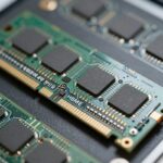 HBM4E 샘플 출하 젠슨황 방한 삼성전자 HBM4E AI 반도체 칩의 클로즈업 이미지. 고대역폭 메모리 스택이 보인다.