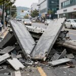 서소문 고가 붕괴 이유와 사망자 전말 정리 서소문 고가차도 붕괴 현장 전경, V자로 꺾인 상판과 잔해