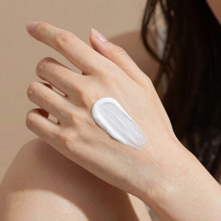 손등에 썬스틱을 바르는 모습으로 가볍고 산뜻한 텍스처를 강조