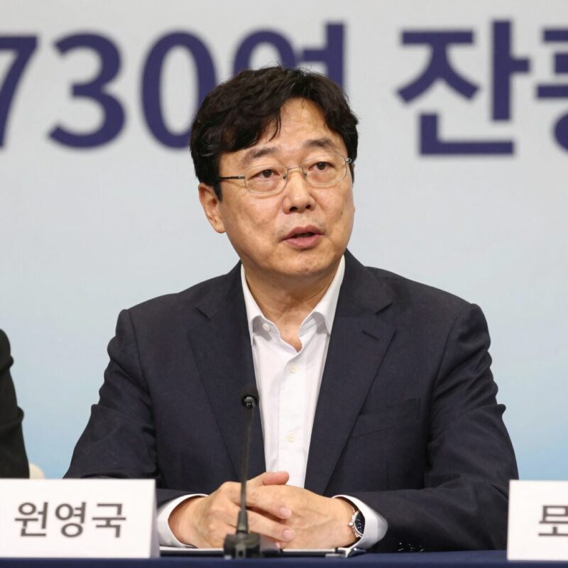 권영국 후보가 오세훈 시장의 730억 조형물 예산을 비판하는 토론회 장면