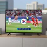 월드컵 생중계 채널과 OTT 플랫폼 화면을 보여주는 이미지. TV와 스마트폰 화면에 축구 경기가 나오며 중계 채널 로고가 표시됨