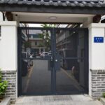 현관 자동 방충망 설치로 벌레 걱정 끝 현관 자동 방충망 설치 후 깔끔하게 마감된 출입문 모습, 벌레 차단 효과와 환기 기능을 강조