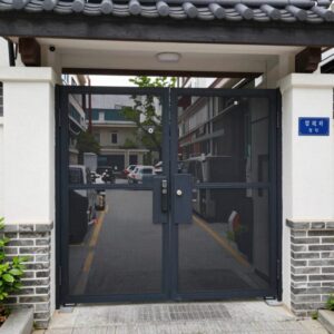 현관 자동 방충망 설치 후 깔끔하게 마감된 출입문 모습, 벌레 차단 효과와 환기 기능을 강조