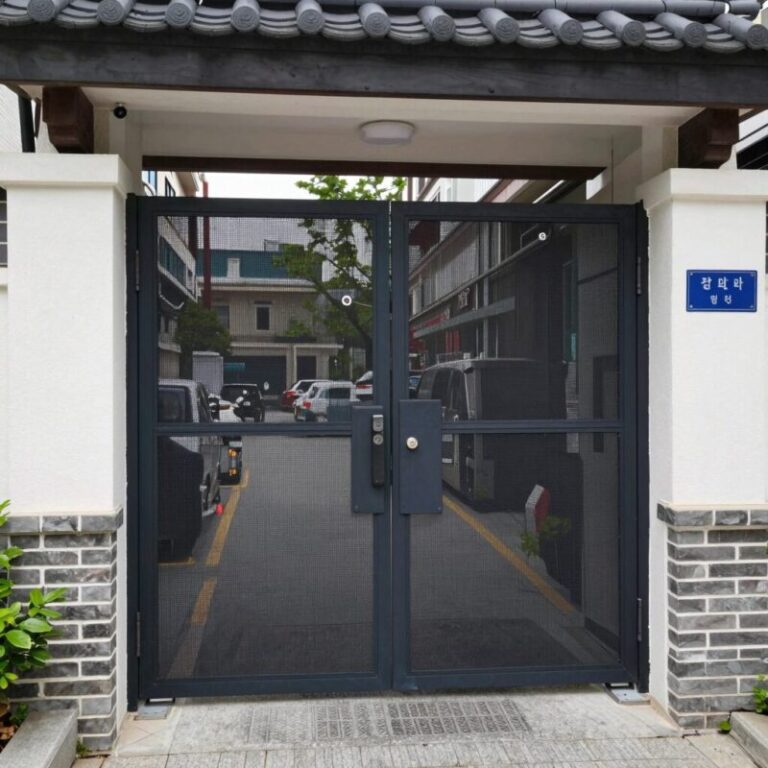 현관 자동 방충망 설치 후 깔끔하게 마감된 출입문 모습, 벌레 차단 효과와 환기 기능을 강조