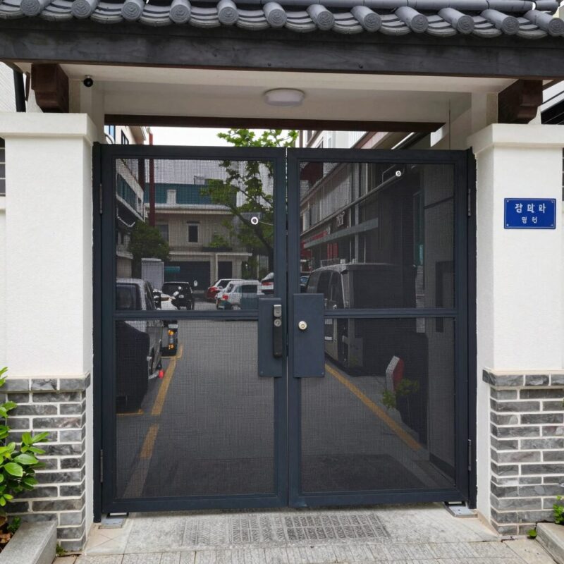 현관 자동 방충망 설치로 벌레 걱정 끝 1 현관 자동 방충망 설치 후 깔끔하게 마감된 출입문 모습, 벌레 차단 효과와 환기 기능을 강조