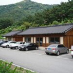 방화동가족휴가촌 여름휴가 방화동가족휴가촌 가족휴양동 외관과 넓은 주차장 모습