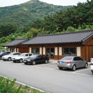 방화동가족휴가촌 가족휴양동 외관과 넓은 주차장 모습