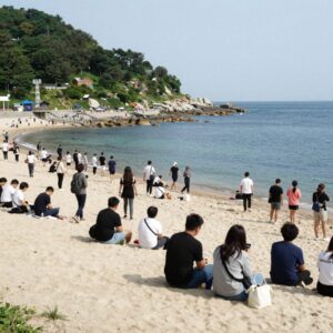 2026년 인천 왕산해수욕장 전경, 개장일을 맞아 많은 사람들이 찾고 있는 모습