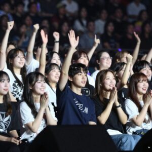 2026년 방탄소년단 부산 콘서트 현장의 아미 팬들이 가득한 모습