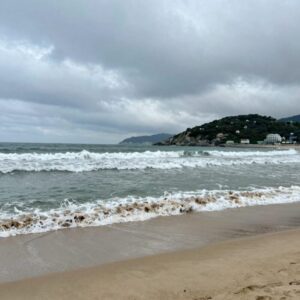 2026년 부산 해운대 해변 장마철 흐린 하늘과 파도