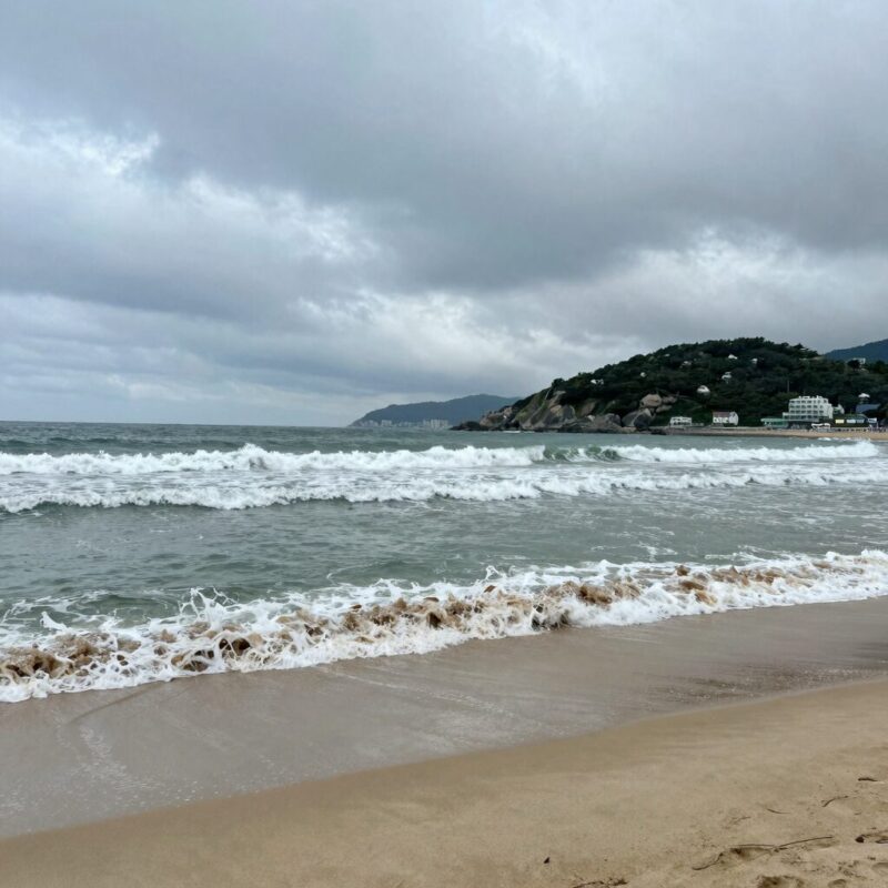 2026 부산장마 언제 시작하고 끝나는지 정리 1 2026년 부산 해운대 해변 장마철 흐린 하늘과 파도