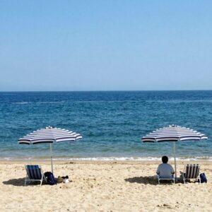 7월 부산 해운대 해수욕장의 푸른 바다와 파라솔이 펼쳐진 풍경