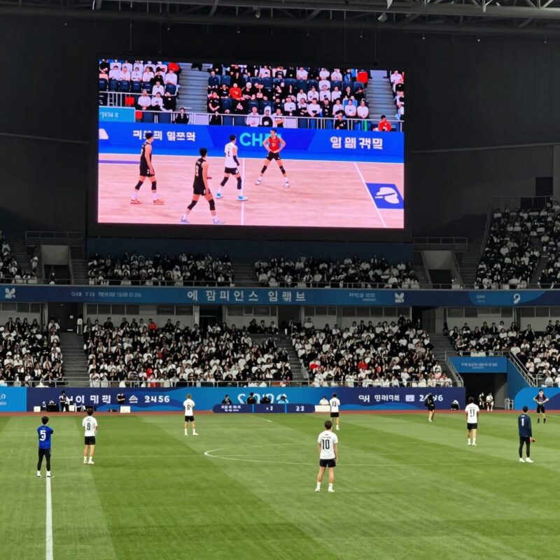 2026 챔피언스 임팩트 대회 완벽 정리 1 2026 챔피언스 임팩트 무대 전경, 대형 LED 스크린과 관중석, 선수들이 경기에 집중하는 모습