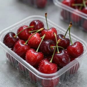 코스트코에서 구매한 체리가 담긴 플라스틱 박스 사진. 알이 크고 붉은 체리가 빼곡히 들어 있다.