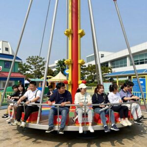 클럽비발디 수상레저 놀이기구를 체험하는 사람들의 모습