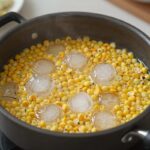 냄비에 삶아진 노란 초당옥수수 알갱이와 얼음물에 식히는 모습