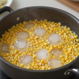 냄비에 삶아진 노란 초당옥수수 알갱이와 얼음물에 식히는 모습