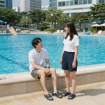 커플 아쿠아슈즈 추천 안전하고 예쁜 물놀이 신발 커플이 아쿠아슈즈를 신고 워터파크에서 즐거워하는 모습