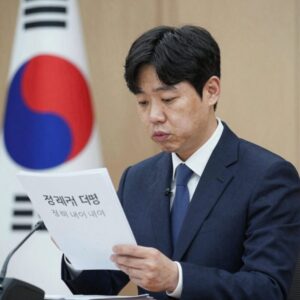 정빛나 국방부 대변인이 정례브리핑에서 기자 질문에 답변하고 있는 모습. 표정이 굳어 있고 손에 든 서류를 내려다보며 당황한 기색이 역력하다.