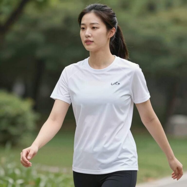 아이더 쿨리츠 아이스 여성 반팔 티셔츠를 입고 야외에서 활동하는 모습, 시원한 느낌을 강조