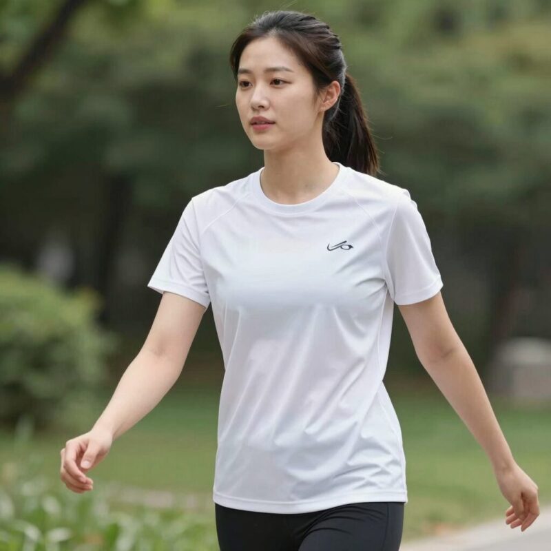 아이더 쿨리츠 아이스 후기 1 아이더 쿨리츠 아이스 여성 반팔 티셔츠를 입고 야외에서 활동하는 모습, 시원한 느낌을 강조