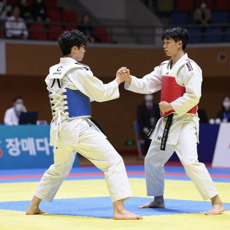강동구청장배 검도대회에서 흰색 도복을 입은 선수들이 경기를 펼치는 모습
