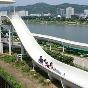 가평 빠지 아토믹 워터파크 슬라이드와 북한강 풍경