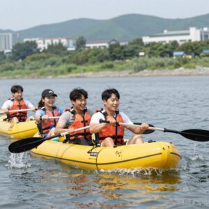 가평수상레저펜션 리버랜드에서 바나나보트를 타는 사람들의 모습. 시원한 물보라와 함께 즐거운 표정이 인상적이다.