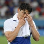 기성용이 체코전 실점 순간에 답답한 표정을 지으며 경기장을 바라보고 있다