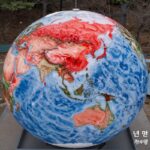 2026년 지구 평균 기온 이상 분포 지도. 대서양과 북극 지역에서 붉은색이 짙게 나타난다.