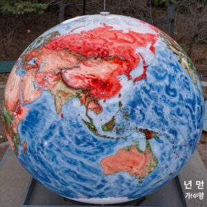 2026년 지구 평균 기온 이상 분포 지도. 대서양과 북극 지역에서 붉은색이 짙게 나타난다.