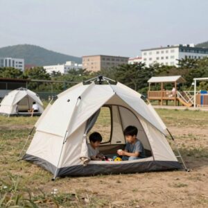 해지개 캠핑 펜션의 키즈존 텐트와 놀이터 전경