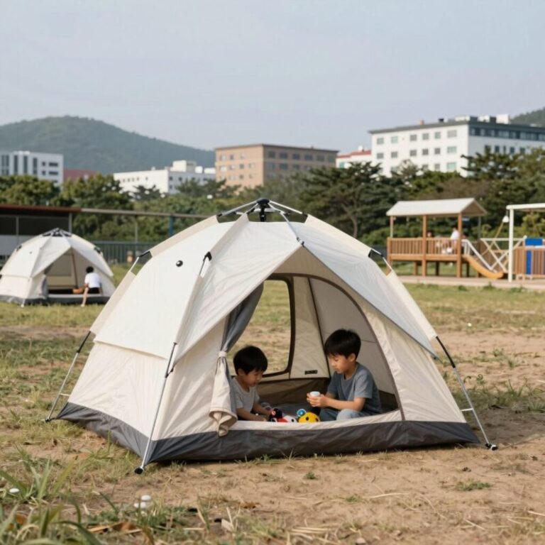 해지개 캠핑 펜션의 키즈존 텐트와 놀이터 전경