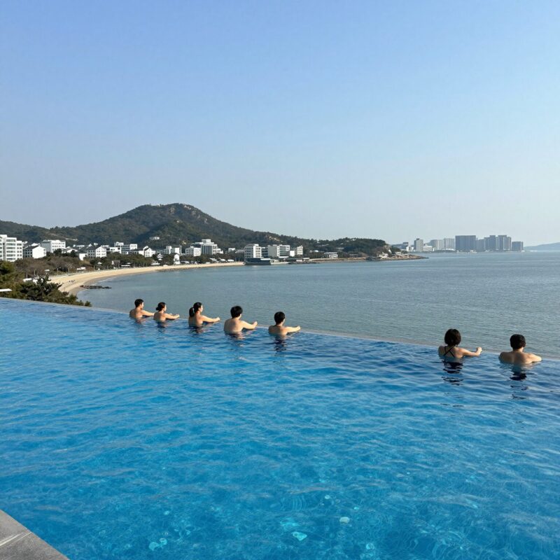 호텔 수영장에서 바라본 바다와 하늘이 맞닿은 인피니티 풀 전경