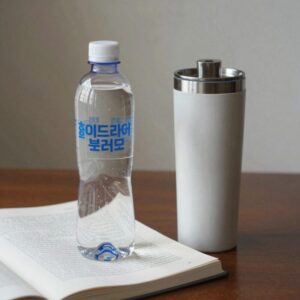 책상 위에 놓인 물병과 텀블러, 하이드레이션브레이크를 위한 용품들