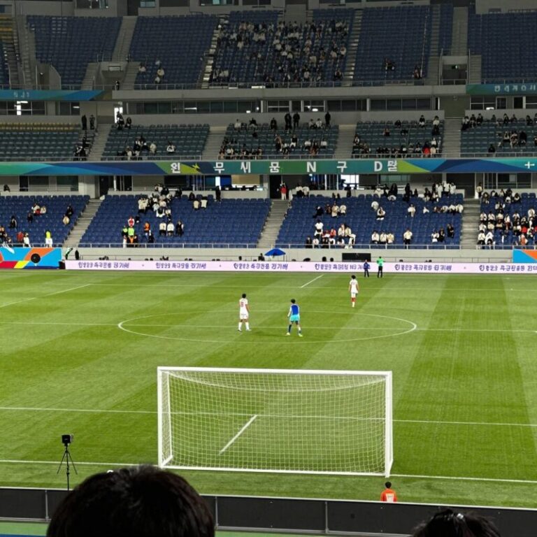 인천축구전용경기장 원정석 N3 구역 D열에서 본 경기장 전경. 골대가 가까이 보이고 선수들이 뛰는 모습이 선명하다.