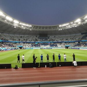 인천축구전용경기장 원정석에서 바라본 경기장 전경과 선수들 워밍업 모습