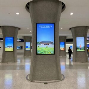 인천공항 제1여객터미널 지하1층 국가유산 방문 캠페인 홍보관 내부 전경, 갓 형상 기둥과 미디어아트 화면